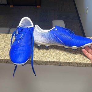 Women’s 8 Nike soccer cleat.